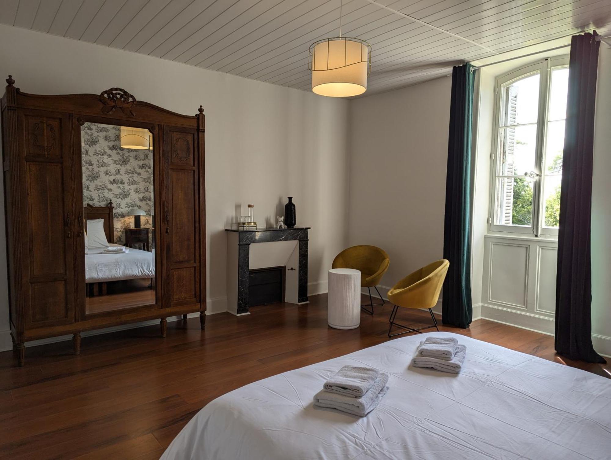 Bed and Breakfast Domaine Du Faure Chadurie Zimmer foto
